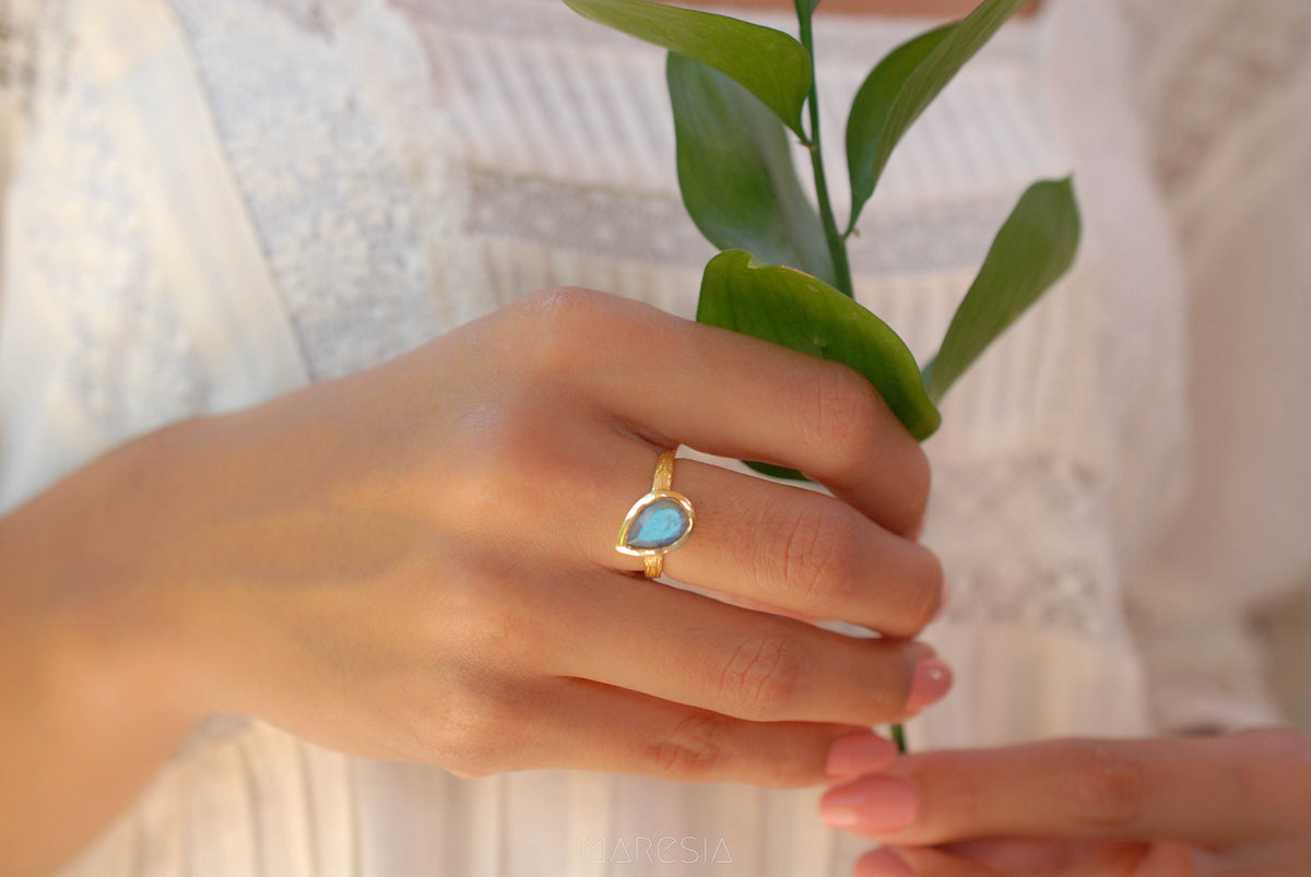 Beatriz Ring * Rainbow Labradorite * Gold Plated 18K * SBJR127